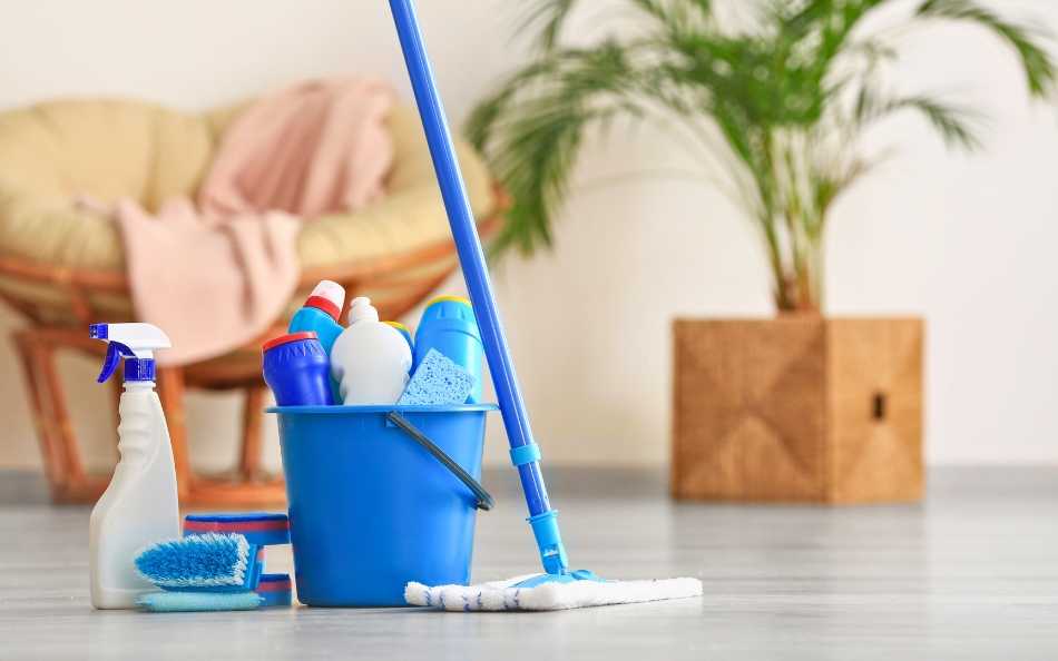 use mop in cleaning floors